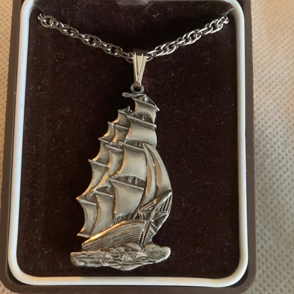 🏴‍☠️ Vintage Pewter Schooner Sail Ship Pendant - Picture 2 of 6